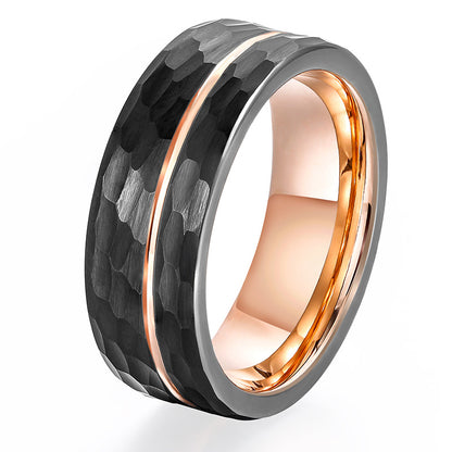 Herrenring aus Wolframcarbid in Schwarz & Roségold mit gehämmerter, gebürsteter Oberfläche und versetzter Nut – gravurfähig